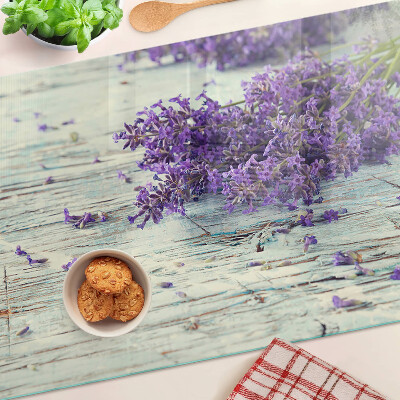Tagliere in vetro con stampa di lavanda su sfondo di legno