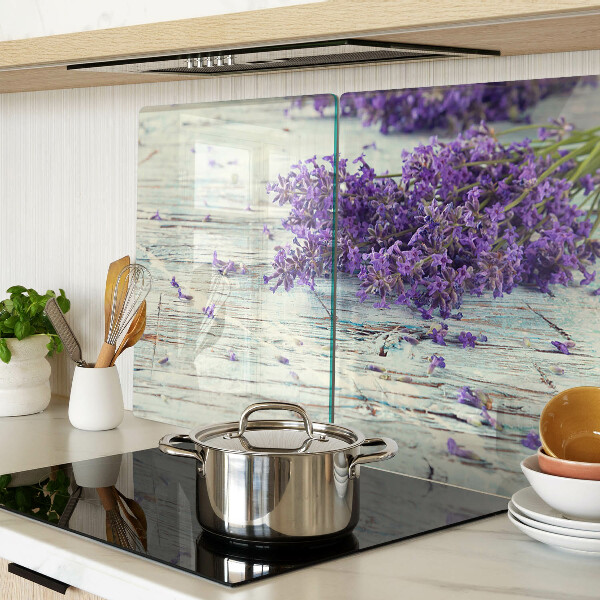 Tagliere in vetro con stampa di lavanda su sfondo di legno