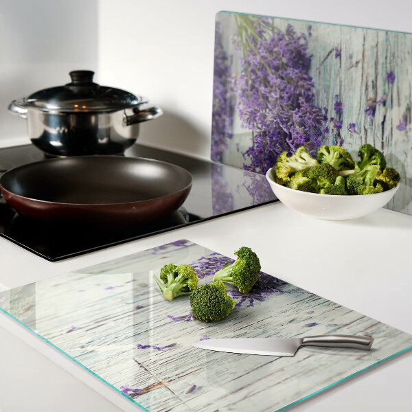 Tagliere in vetro con stampa di lavanda su sfondo di legno