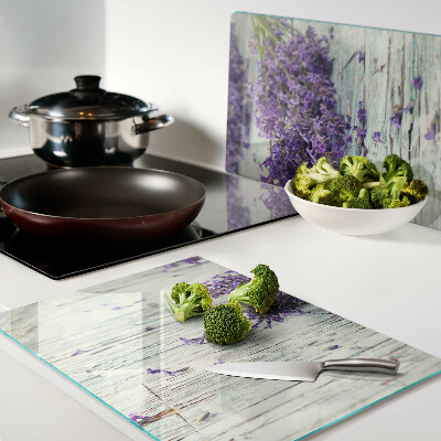 Tagliere in vetro con stampa di lavanda su sfondo di legno