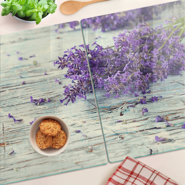 Tagliere in vetro con stampa di lavanda su sfondo di legno