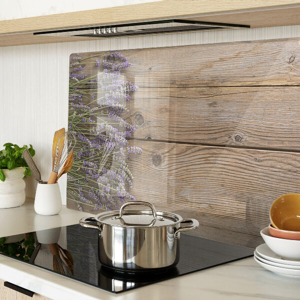 Tagliere in vetro temperato con stampa di lavanda su sfondo di legno
