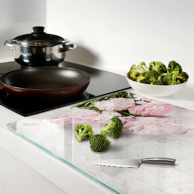 Tagliere in vetro temperato con decorazione di fiori di peonia su sfondo marmo