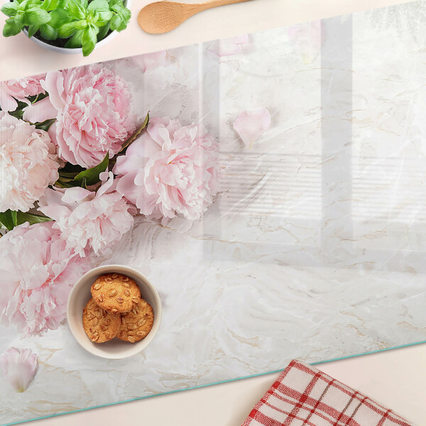 Tagliere in vetro temperato con decorazione di fiori di peonia su sfondo marmo