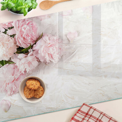 Tagliere in vetro temperato con decorazione di fiori di peonia su sfondo marmo