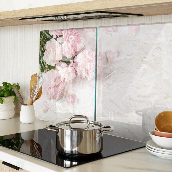 Tagliere in vetro temperato con decorazione di fiori di peonia su sfondo marmo