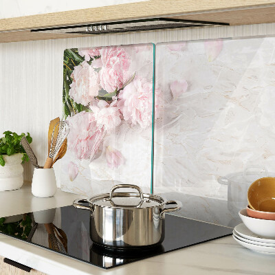 Tagliere in vetro temperato con decorazione di fiori di peonia su sfondo marmo