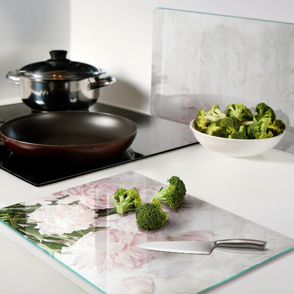 Tagliere in vetro temperato con decorazione di fiori di peonia su sfondo marmo