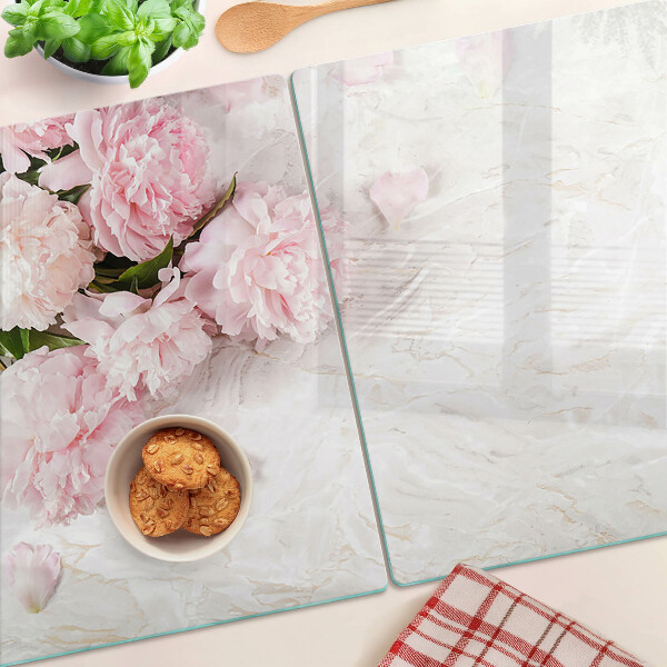 Tagliere in vetro temperato con decorazione di fiori di peonia su sfondo marmo