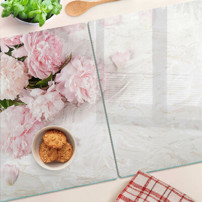 Tagliere in vetro temperato con decorazione di fiori di peonia su sfondo marmo