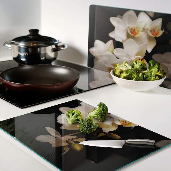 Tagliere in vetro con stampa di orchidee su sfondo nero