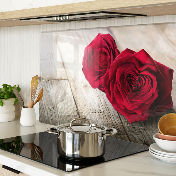 Tagliere in vetro con stampa di rose rosse su sfondo di legno