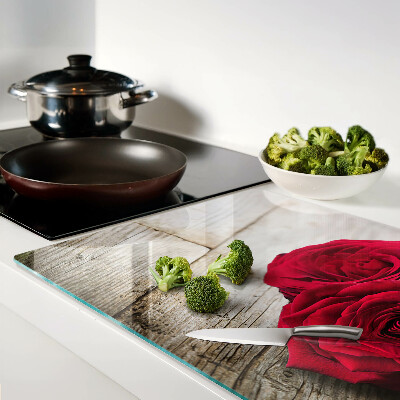 Tagliere in vetro con stampa di rose rosse su sfondo di legno