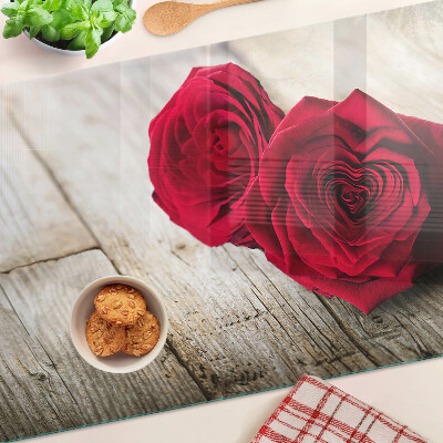 Tagliere in vetro con stampa di rose rosse su sfondo di legno