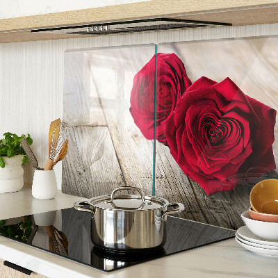 Tagliere in vetro con stampa di rose rosse su sfondo di legno