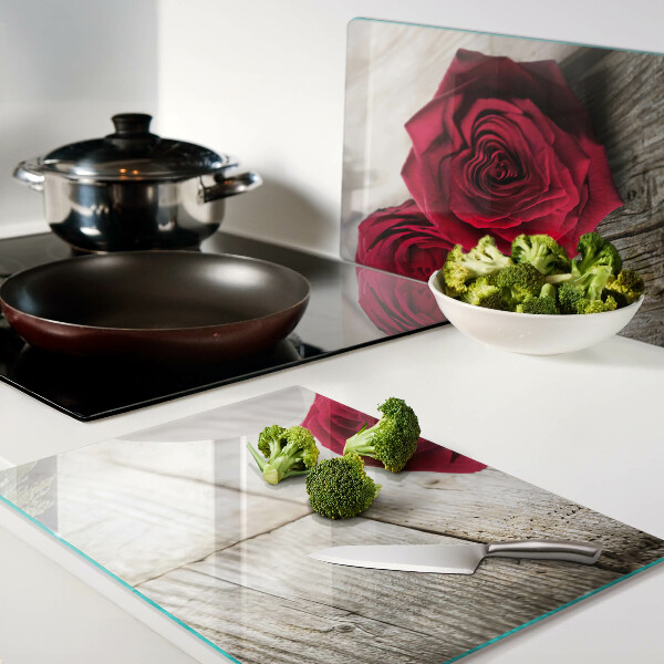 Tagliere in vetro con stampa di rose rosse su sfondo di legno