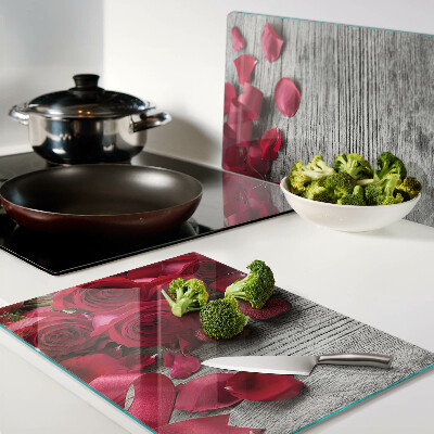 Tagliere in vetro con motivo di rose e petali a forma di cuore