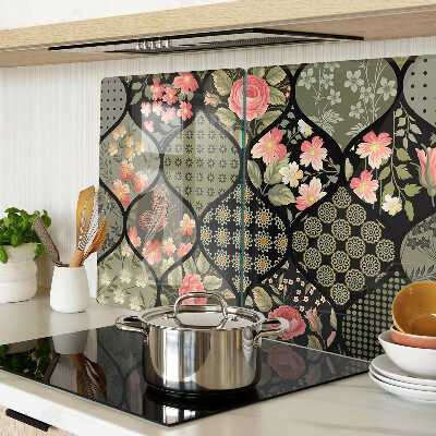Tagliere in vetro temperato con motivo patchwork floreale e dettagli geometrici