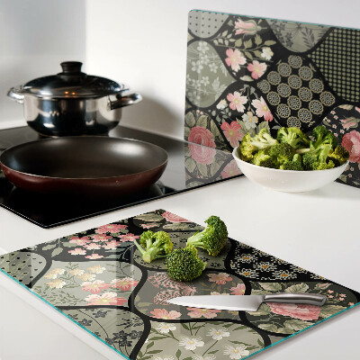 Tagliere in vetro temperato con motivo patchwork floreale e dettagli geometrici