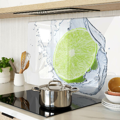 Tagliere in vetro temperato con stampa di limone immerso nell'acqua