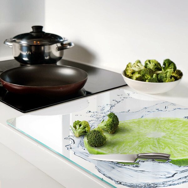 Tagliere in vetro temperato con stampa di limone immerso nell'acqua