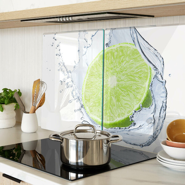 Tagliere in vetro temperato con stampa di limone immerso nell'acqua