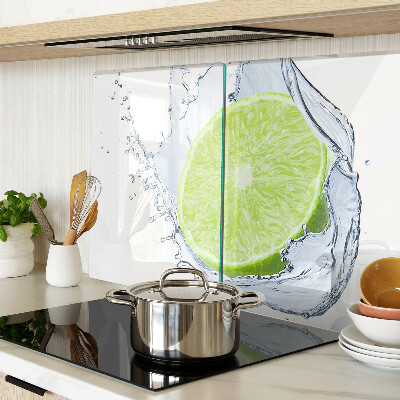 Tagliere in vetro temperato con stampa di limone immerso nell'acqua