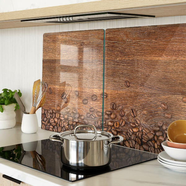 Tagliere in vetro temperato con stampa di chicchi di caffè su sfondo di legno