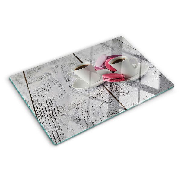 Tagliere in vetro con stampa di caffè e macaron su sfondo di legno