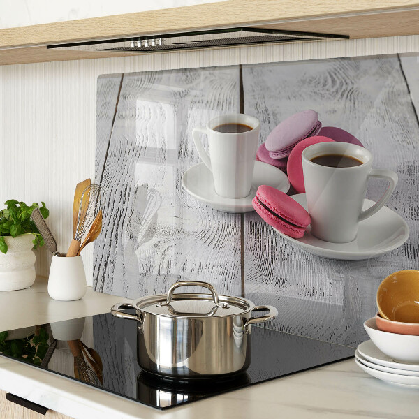 Tagliere in vetro con stampa di caffè e macaron su sfondo di legno