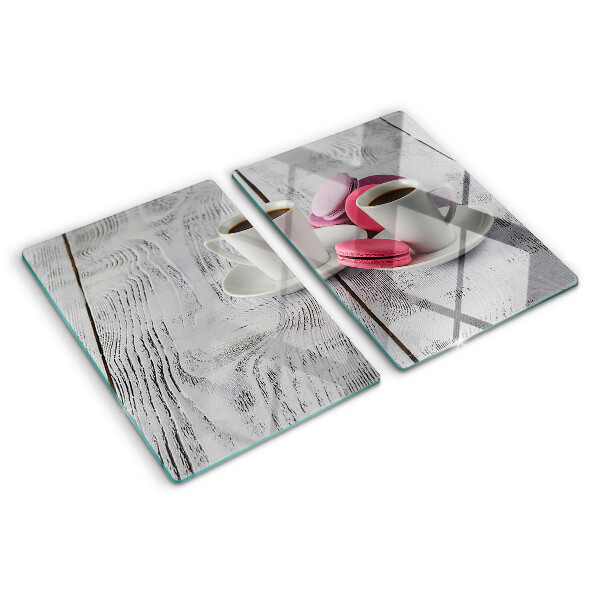 Tagliere in vetro con stampa di caffè e macaron su sfondo di legno