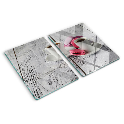 Tagliere in vetro con stampa di caffè e macaron su sfondo di legno