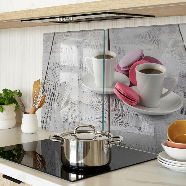 Tagliere in vetro con stampa di caffè e macaron su sfondo di legno