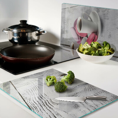 Tagliere in vetro con stampa di caffè e macaron su sfondo di legno