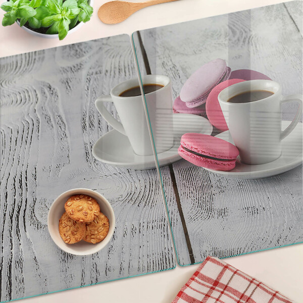 Tagliere in vetro con stampa di caffè e macaron su sfondo di legno