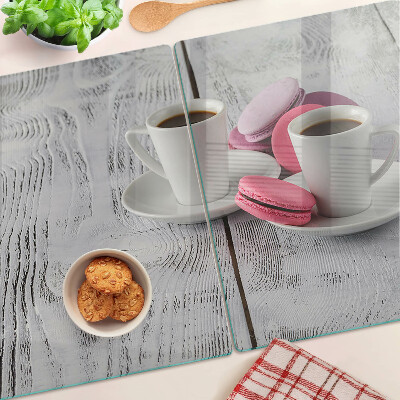 Tagliere in vetro con stampa di caffè e macaron su sfondo di legno