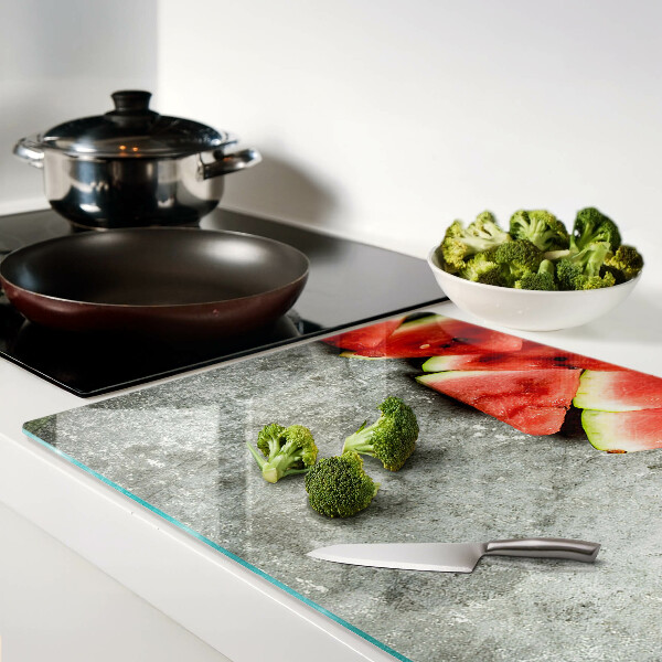 Tagliere in vetro temperato con decorazione a fette di anguria su sfondo grigio