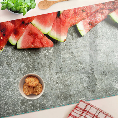 Tagliere in vetro temperato con decorazione a fette di anguria su sfondo grigio