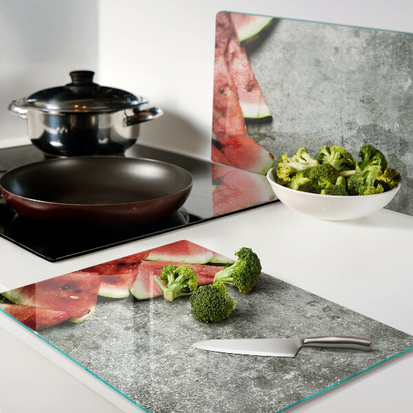Tagliere in vetro temperato con decorazione a fette di anguria su sfondo grigio