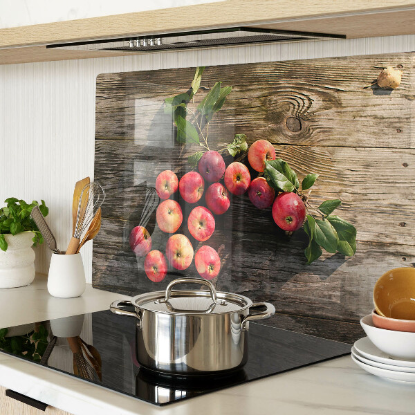 Tagliere in vetro con stampa di mele su sfondo di legno