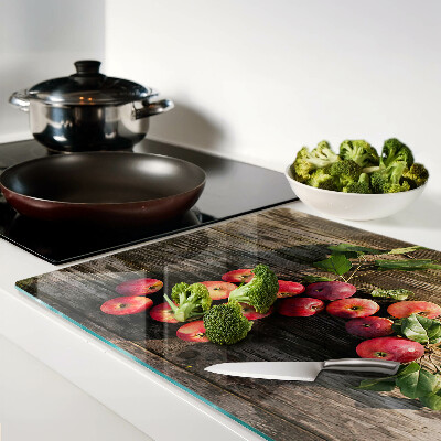 Tagliere in vetro con stampa di mele su sfondo di legno