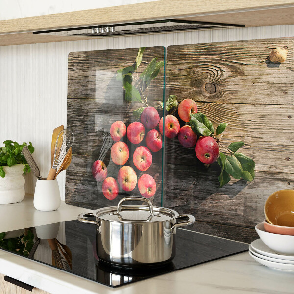 Tagliere in vetro con stampa di mele su sfondo di legno