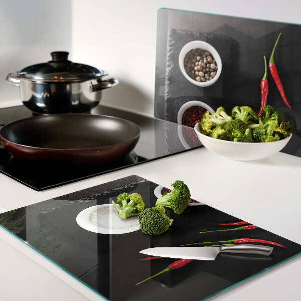 Tagliere in vetro temperato con stampa di spezie e peperoncini rossi