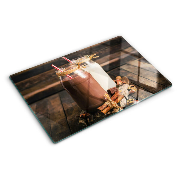 Tagliere in vetro con stampa di barattoli con bevande su sfondo di legno