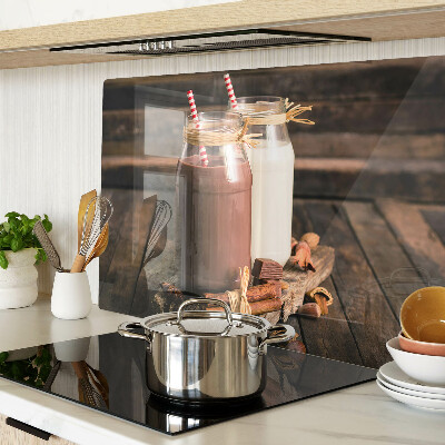 Tagliere in vetro con stampa di barattoli con bevande su sfondo di legno