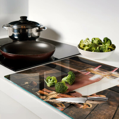 Tagliere in vetro con stampa di barattoli con bevande su sfondo di legno