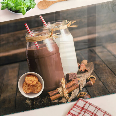 Tagliere in vetro con stampa di barattoli con bevande su sfondo di legno