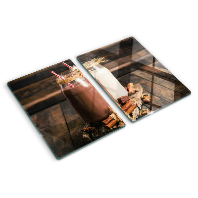 Tagliere in vetro con stampa di barattoli con bevande su sfondo di legno