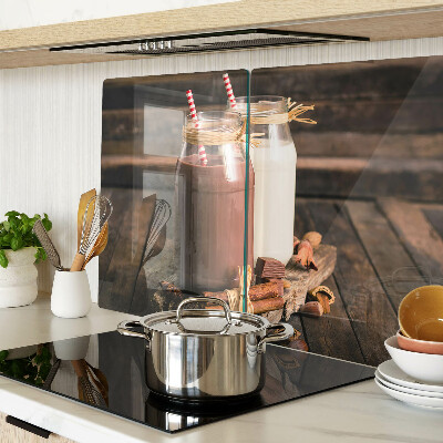 Tagliere in vetro con stampa di barattoli con bevande su sfondo di legno