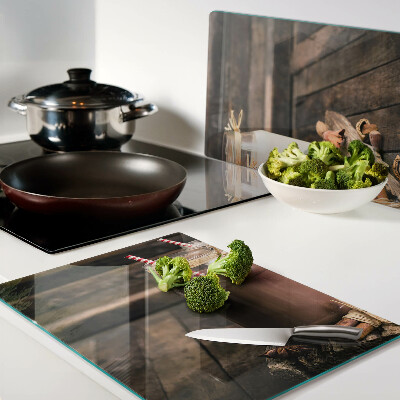 Tagliere in vetro con stampa di barattoli con bevande su sfondo di legno